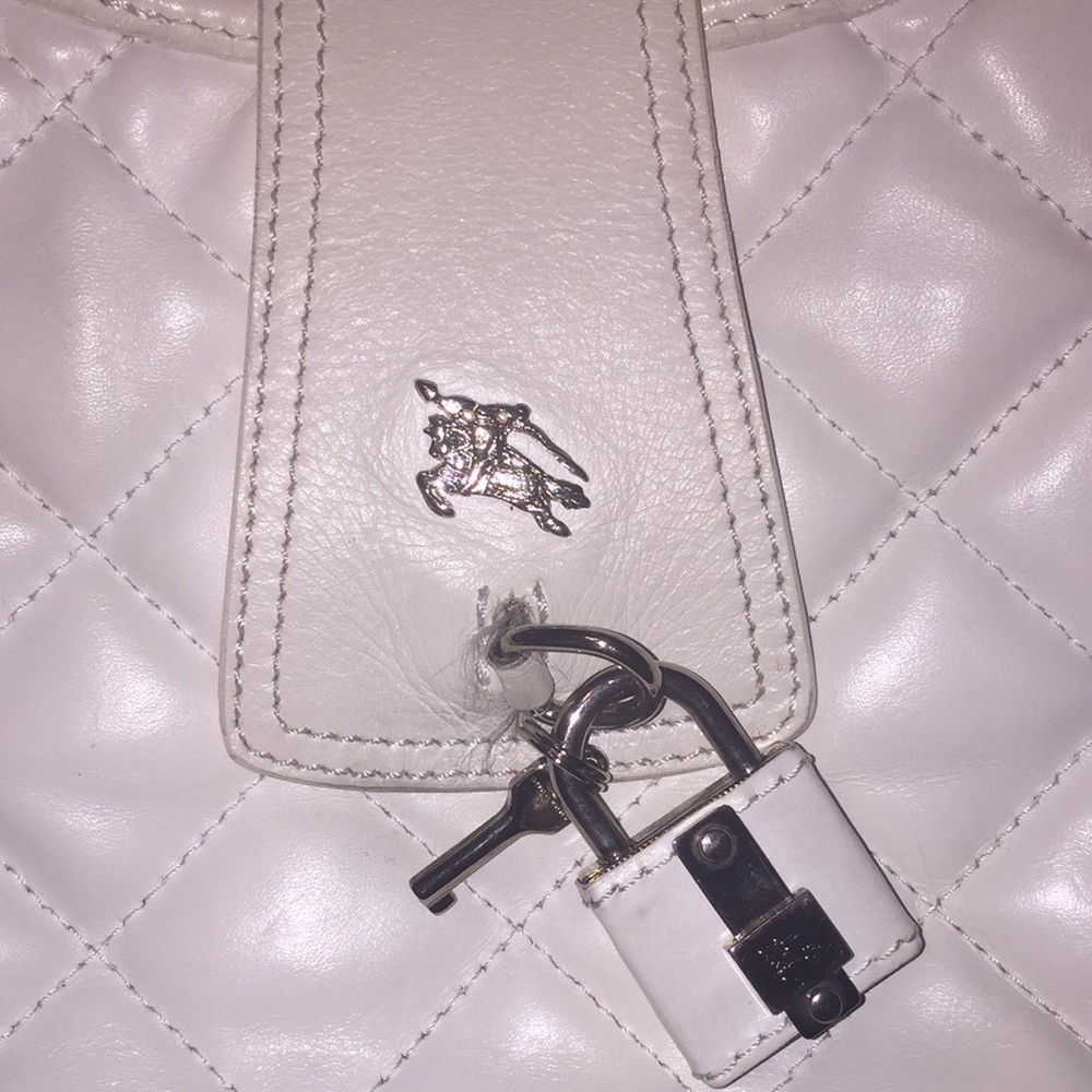 RARE! White BURBERRY quilted leather LUXE shoulder bag with lock & key & dustbag - Picture 3 of 10